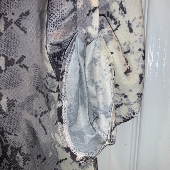 CHIC ❤️ Boutique faux snakeskin roll sleeve crossover women’s top size medium - Picture 8 of 12
